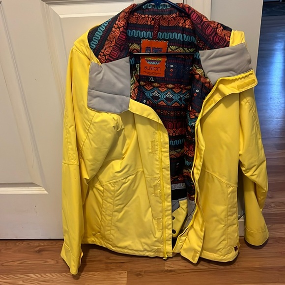 Burton Jackets & Blazers - Burton women’s xlarge jacket with hood